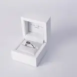 pierścionek z niebieskim kamieniem